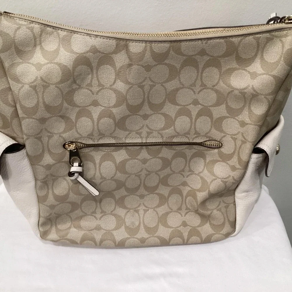 Classic Coach Signature Canvas Shoulder Bag 🤍